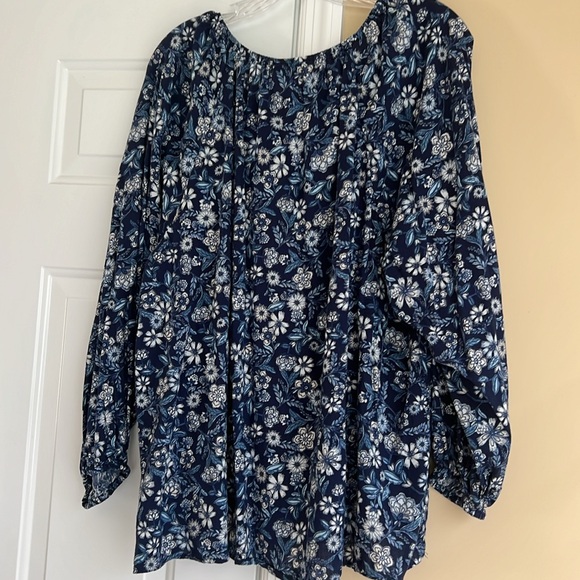 NWOT CUTE OLD NAVM M BLOUSE  BLUE WITH WHITEBOARD SMALL FLOWERS SO SOFT SIZE XL - Picture 2 of 5